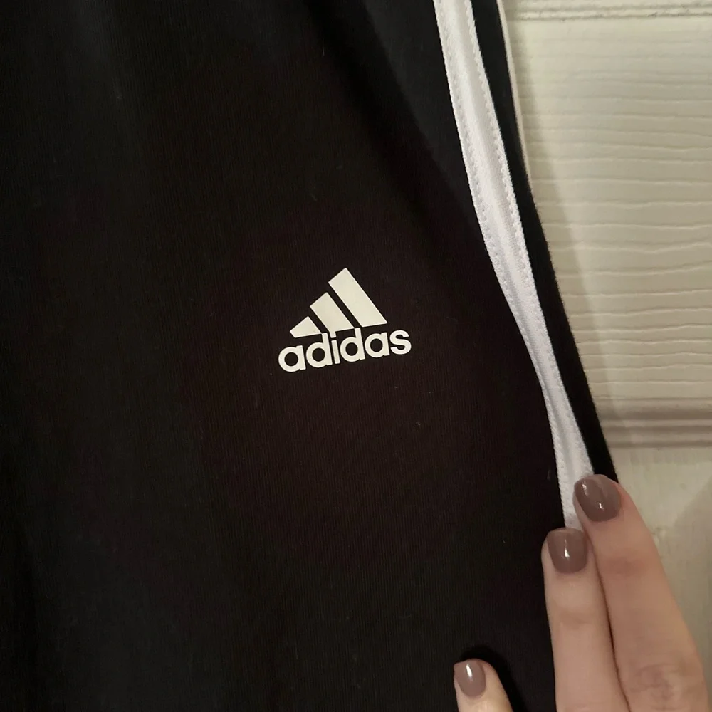 NWT! Classic 3 Stripe Adidas legging in Medium! - Picture 3 of 5